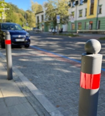 На вулиці Пилипа Орлика розпочали облаштувати антипаркувальні стовпці