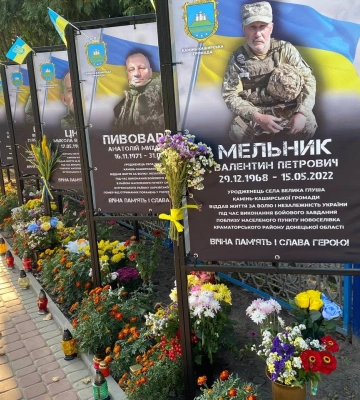 Квіти для воїнів: на Волині подружжя створює та прикрашає букетами Алею Слави Героїв