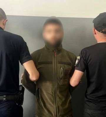 Поліцейські Ужгорода затримали зловмисника, який пограбував посеред вулиці літню жінку