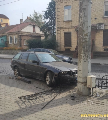У Луцьку водійка на BMW знесла дорожню огорожу