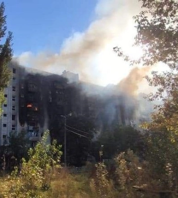 В Авдіївці горить обстріляний з танків багатоповерховий будинок