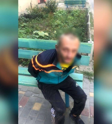 В Днепре мужчина на почте пытался украсть посылку, чтобы не платить за нее