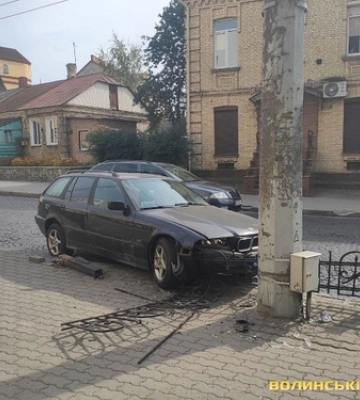 У Луцьку водійка на BMW знесла дорожню огорожу