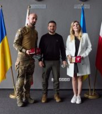 Повертаючись до України, Володимир Зеленський відзначив державними нагородами польських волонтерів