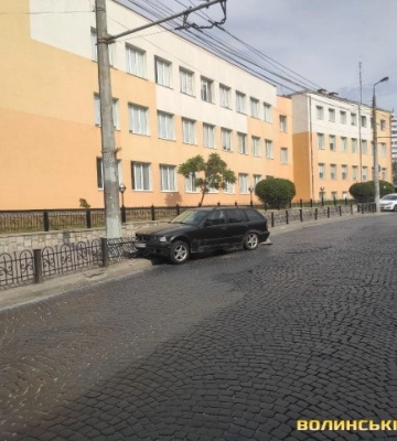 У Луцьку водійка на BMW знесла дорожню огорожу