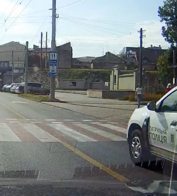 Два екіпажі патрульної поліції у Львові не зреагували на два порушення ПДР упродовж двох хвилин (відео)