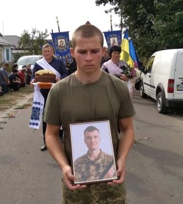 Навіки в серцях: сотні людей провели молодого бойового медика з Березнівщини (ФОТО)