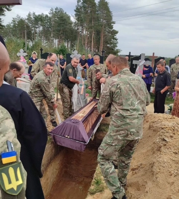 Проводжало все село: на Волині попрощалися з військовим Василем Журавлем