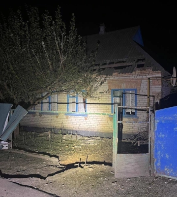 Через нічні обстріли Нікополя постраждав 25-річний чоловік: стан важкий