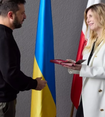 Дорогою з Канади Зеленський нагородив двох польських волонтерів