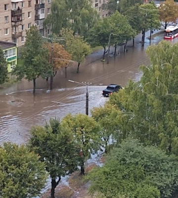 Наслідки нічної негоди: у Луцьку - потоп під мостом