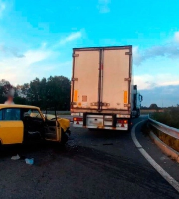 На Полтавщині «Москвич» на трасі врізався у вантажівку: троє постраждалих