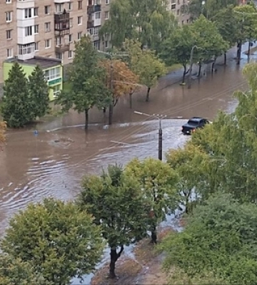 Моторошно, але неймовірно красиво: відео нічної грози в Луцьку