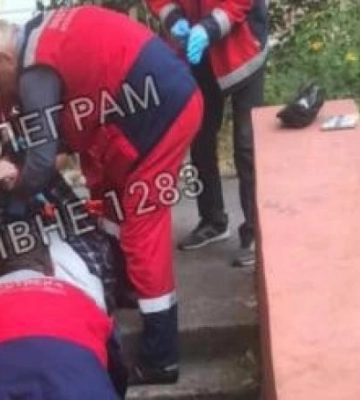 У Рівному з багатоповерхівки випала людина