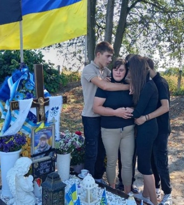 "Мала ціле серце, половини його нема", — дружина загиблого бійця з Волині просить надати йому звання Героя України