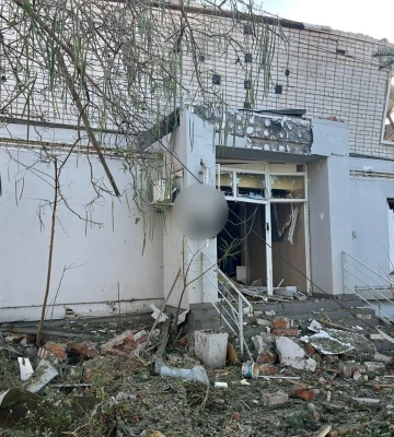 Удар по Херсону: загарбники скинули авіабомбу на підприємство, поранена жінка