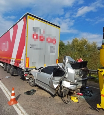 ДТП на Львівщині: дві вантажівки затиснули між собою легковик, водійка якого у лікарні | Кримінал Львівщини