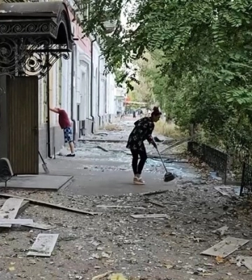 Херсонська ОВА показала наслідки російського авіаудару по підприємству в Дніпровському районі (відео)
