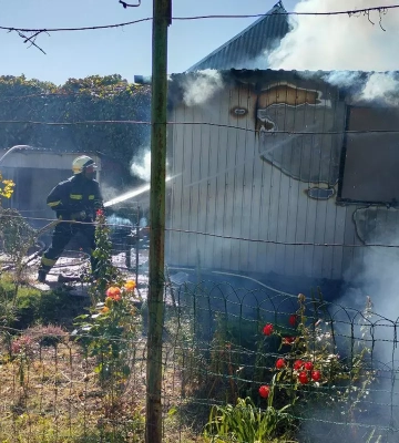 У Дніпрі горів гараж з автомобілем всередині