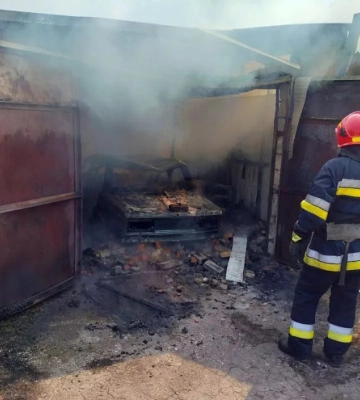 У Дніпрі вщент згорів гараж з автомобілем всередині