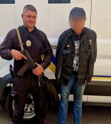 У Києві чоловік гуляв містом з осколковими гранатами