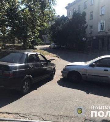 Троє постраждалих, серед яких двоє дітей - у Миколаєві слідчі встановлюють обставини автопригоди за участі двох авто