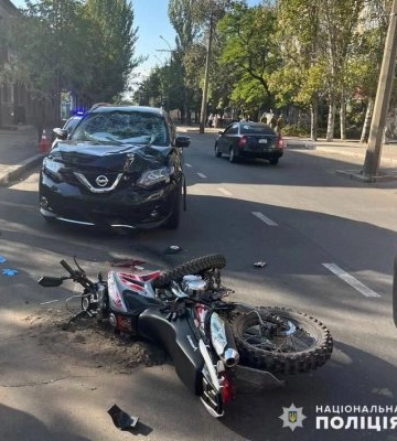 У Миколаєві правоохоронці встановлюють обставини автопригоди, у якій зазнав травмувань неповнолітній мотоцикліст
