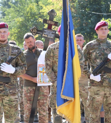 Поліцейські Херсонщини провели в останню путь загиблого від російського обстрілу колегу
