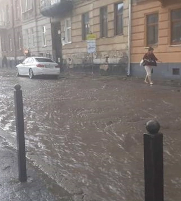 Сильна злива знеструмила десятки населених пунктів на Львівщині