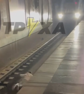 В Харькове мужчина прыгнул под поезд в метро и выжил: данные полиции (видео)