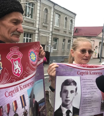 У Луцьку - пікет міськради, аби в місті назвали вулицю на честь захисника Луганського аеропорту