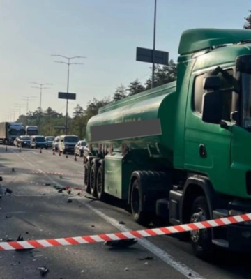 У Києві таксист протаранив легковик та в’їхав у бензовоз: є загибла. Фото