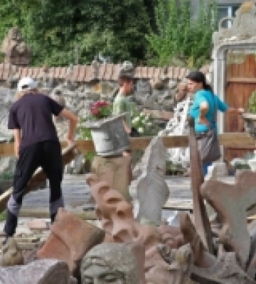 Луцькі студенти вже 9 років готують мазі та чаї для військових 