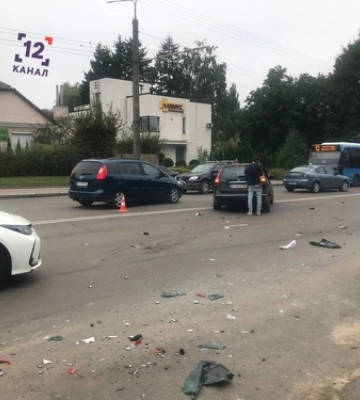 З авто вибіг чоловік і втік: у Луцьку трапилася аварія, рух ускладнений
