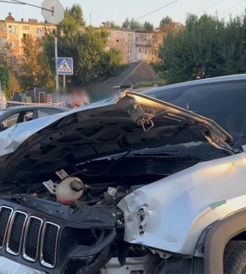 У Кременчуці зіткнулися два авто та мотоцикл: одна людина загинула, шестеро — у лікарні