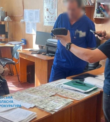 1200 доларів за операцію: двох лікарів однієї з одеських клінічних лікарень викрили у хабарництві