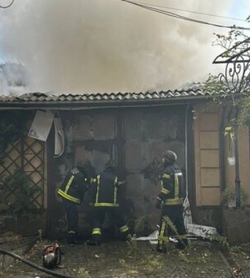 Внаслідок ворожого обстрілу Херсону спалахнула пожежа на підприємстві