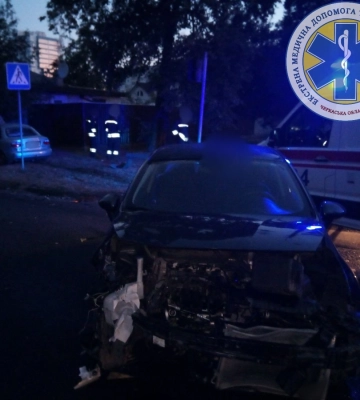 Уранці в Черкасах сталася аварія: двоє людей в лікарні (ФОТО)