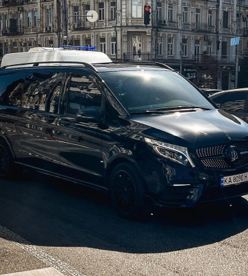В Киеве заметили очень редкий роскошный минивэн Mercedes Brabus 