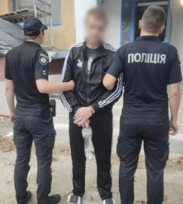 Поліцейські Ужгорода затримали зловмисника, який викрав велосипед та дитячий візочок з місцевої багатоповерхівки