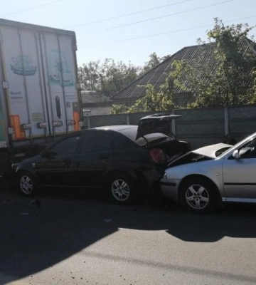 У Дніпрі на вулиці Грінченка сталася потрійна ДТП: рух частково ускладнено