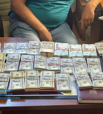 1200 доларів за операцію: двох лікарів однієї з одеських клінічних лікарень викрили у хабарництві