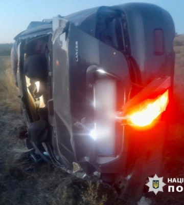 Автомобіль злетів з дороги і перекинувся: на Одещині сталася смертельна аварія, - ФОТО