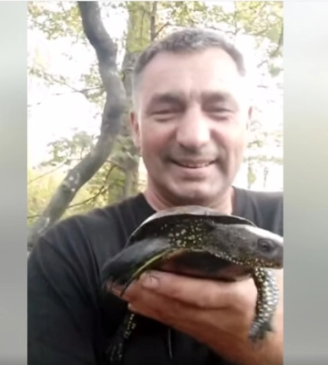 Волинським бійцям на фронті допомагає бойова черепаха (Відео)