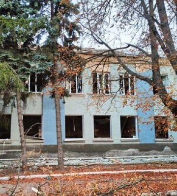 Наслідки ворожих обстрілів Херсонщини: пошкоджено заводи, медзаклад, дитячий садочок, церкву, є загиблі та поранені. ФОТОрепортаж