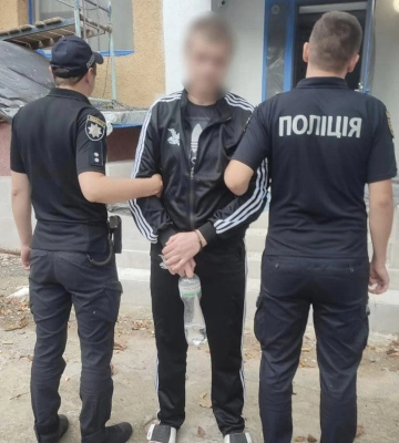 Поліцейські Ужгорода затримали зловмисника, який викрав велосипед та дитячий візочок з місцевої багатоповерхівки