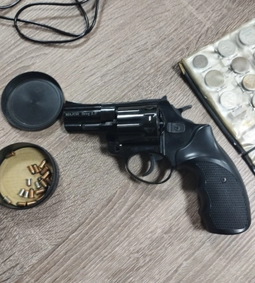 Львівські прикордонники вилучили у чоловіка револьвер, набої та колекцію монет