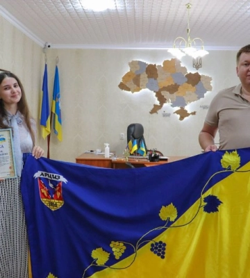 Альпіністка з Одещини розгорнула прапор на вершині Арарат