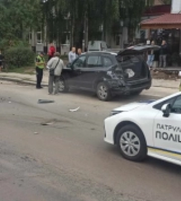 З авто вибіг чоловік і втік: у Луцьку трапилася аварія, рух ускладнений