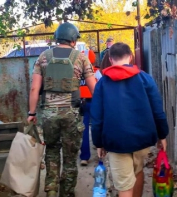 З Херсона та Комишан поліція евакуювала три родини з дітьми